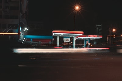 夜间道路上的蓝色和红色公共汽车